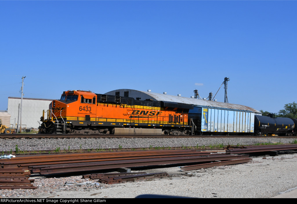 BNSF 6433 Roster shot.